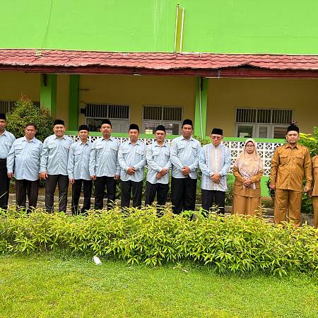 MA dan MTs PPKP Ribathul Khail Tenggarong Gelar Upacara Bendera Peringatan Hari Kebangkitan Nasional ke-117